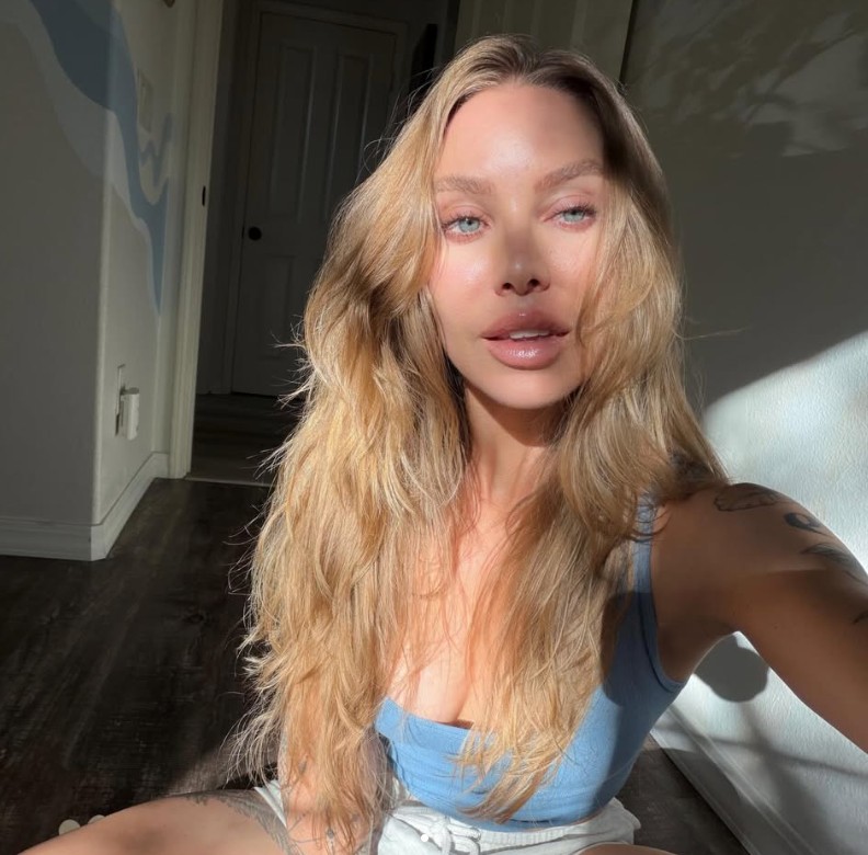 Nicole Aniston, an American pornstar, in a casual selfie